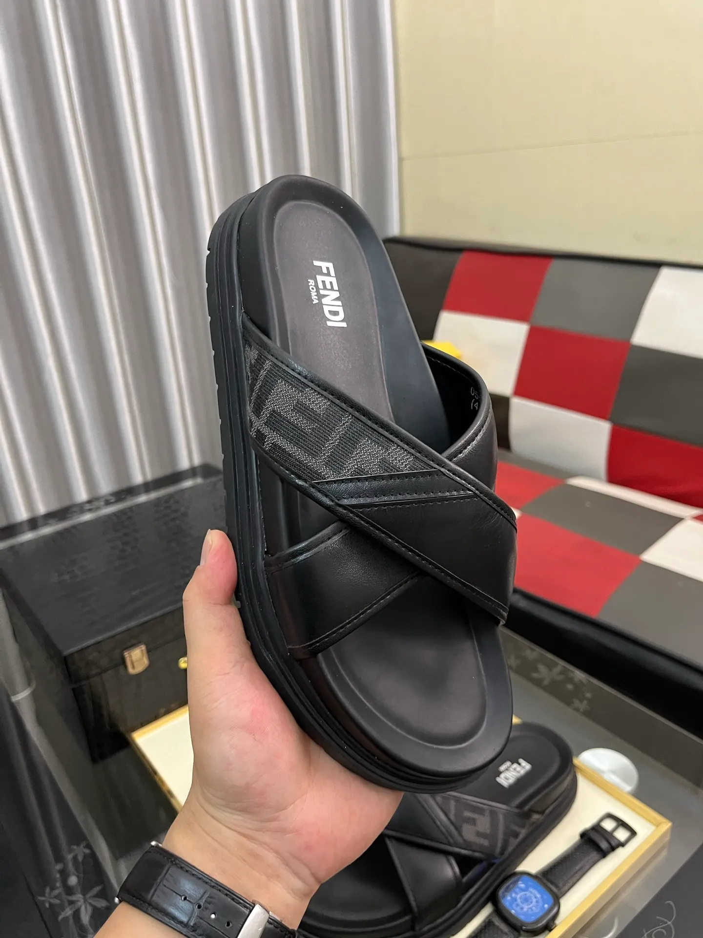 Men's men's shoes💰320⌚️⌚️FENDI Fendi slippers and sandals are shipped💄How can this summer be without the blessing of little monsters💄Original imported special hardware decorative pattern➕Original private model outsole! Details determine success or failure, good quality is not afraid of magnifying details! It feels super comfortable on your feet! This summer you need a pair of trendy, cool and comfortable sandals👣 Standard size: 38-443️⃣Colors available